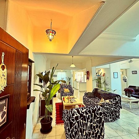 Large Room With Its Own Balcony Кайро Екстериор снимка