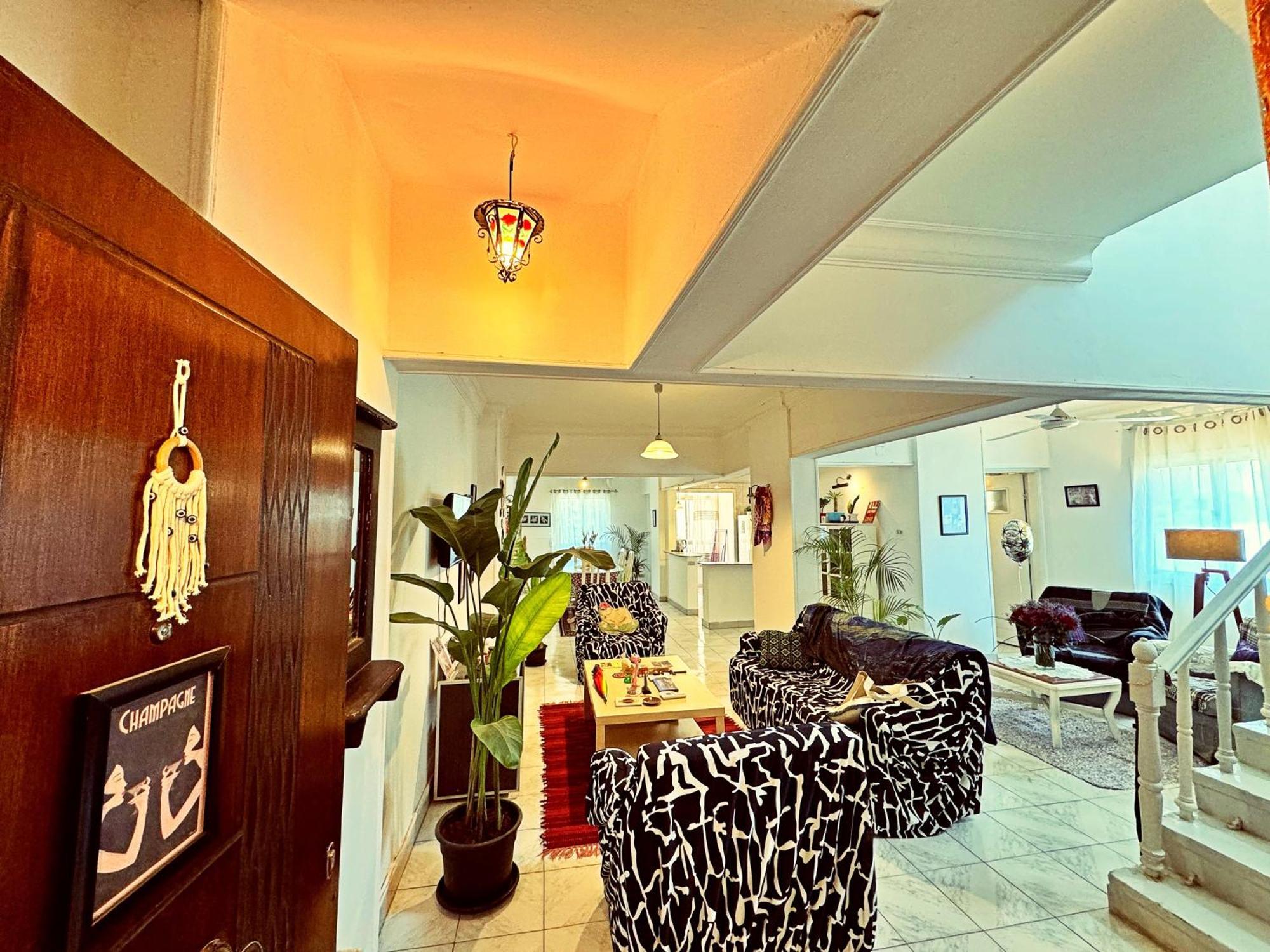Large Room With Its Own Balcony Кайро Екстериор снимка