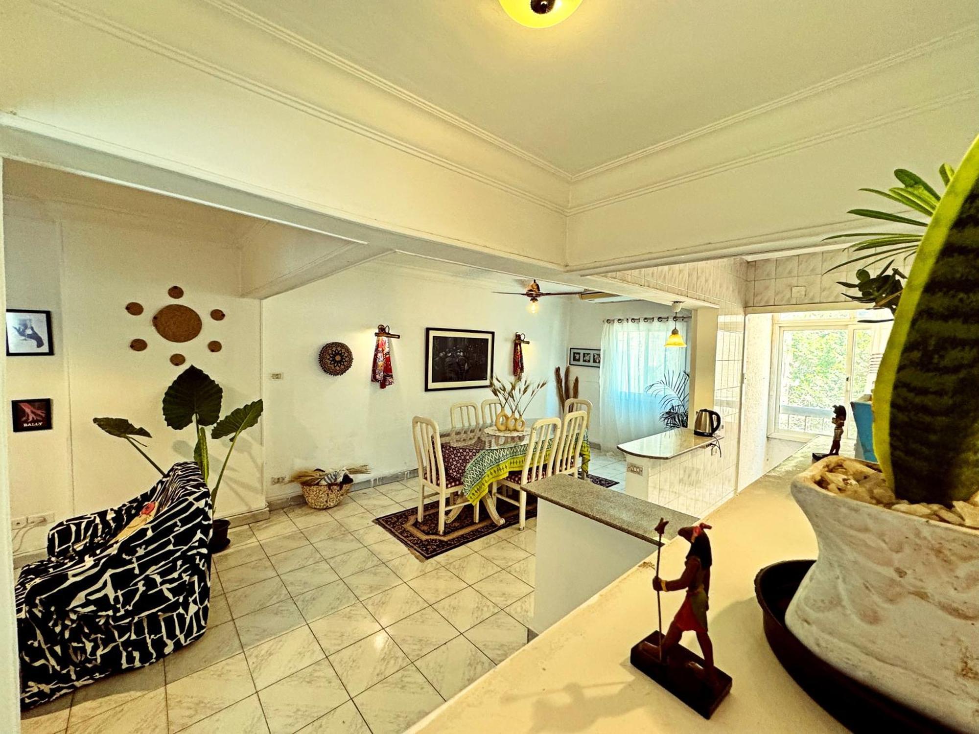Large Room With Its Own Balcony Кайро Екстериор снимка